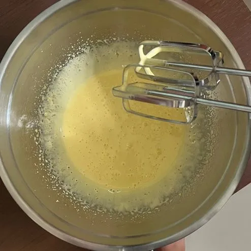kocok Bahan A hingga kental berjejak seperti pada gambar. cara untuk mengetahui apakah sudah kental berjejak, angkat mixer lalu bentuk angka 8 pada adonan. jika angka 8 berjejak maka adonan sudah kental berjejak.