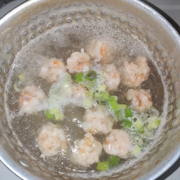 Tambahkan daun bawang, garam, lada, kaldu jamur secukupnya dan tes rasa kuah.