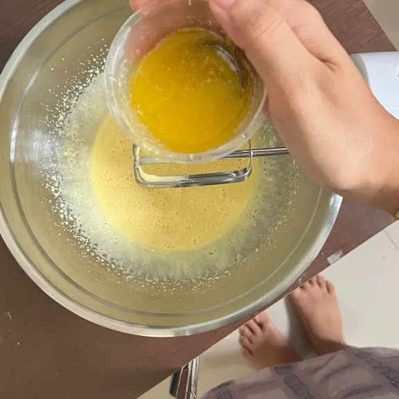 masukkan unsalted butter dan vanilla essence (Bahan D) hingga tercampur rata menggunakan mixer