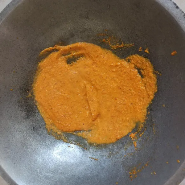 Tumis bumbu hingga matang.