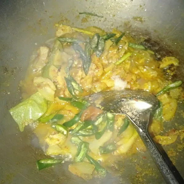 Terakhir, tambahkan irisan cabe hijau juga.