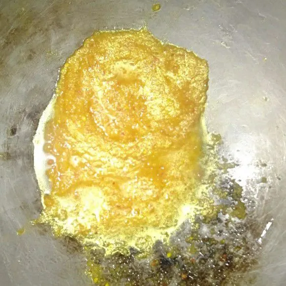 Tumis bumbu halus hingga wangi.