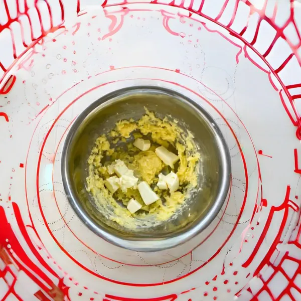 Masukkan 10 gr susu bubuk, aduk rata