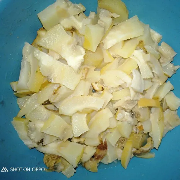 Bersihkan kikil, cuci bersih, lalu potong-potong.