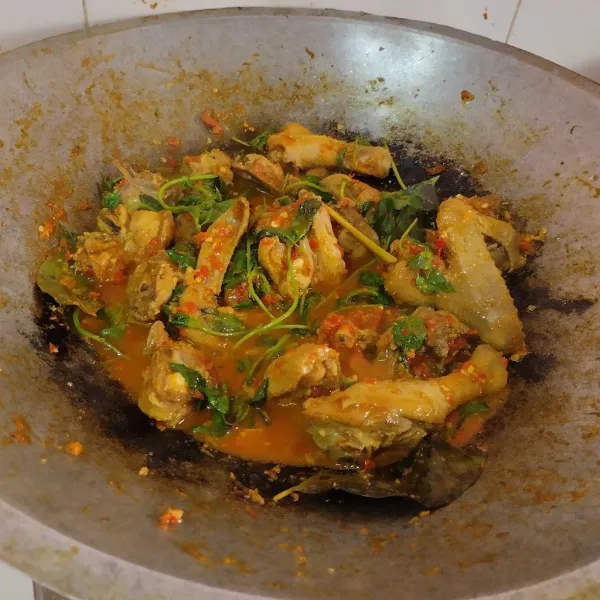 Tambahkan daun kemangi dan masak sampai matang