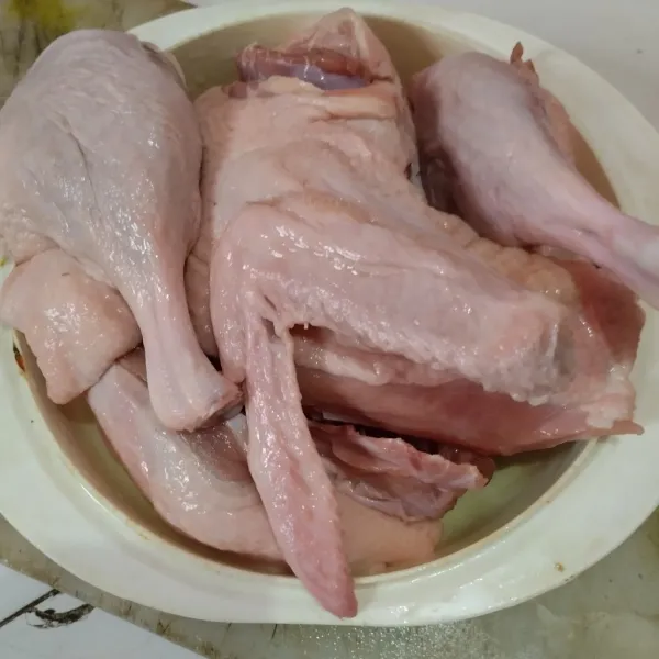 Potong dan cuci bebek lalu tiriskan