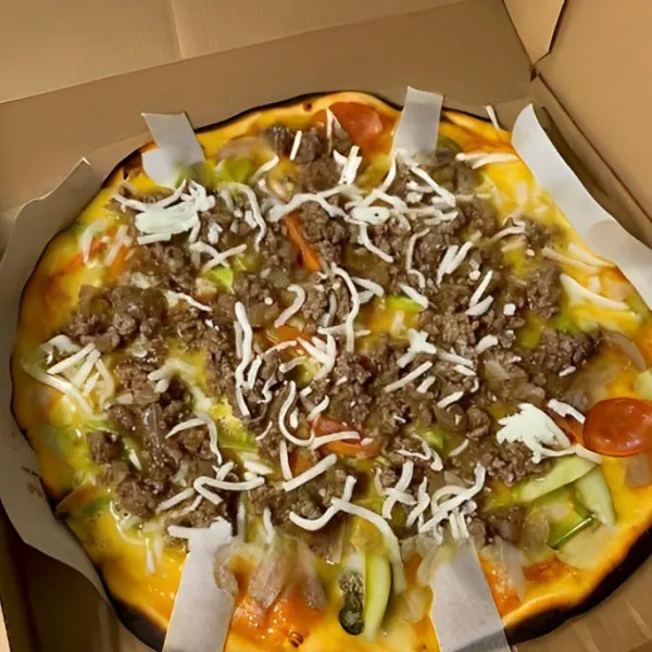 Taburkan 50 gr keju mozzarella parut di atasnya. Tutup wajan dan masak dengan api kecil hingga telur matang dan keju meleleh. Taburkan 8 gr daun bawang cincang