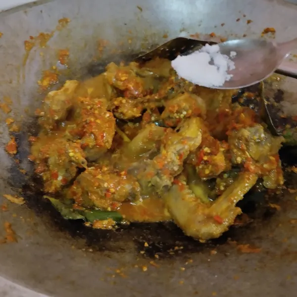 Aduk rata beri sedikit air, garam dan kaldu secukupnya masak sampai empuk