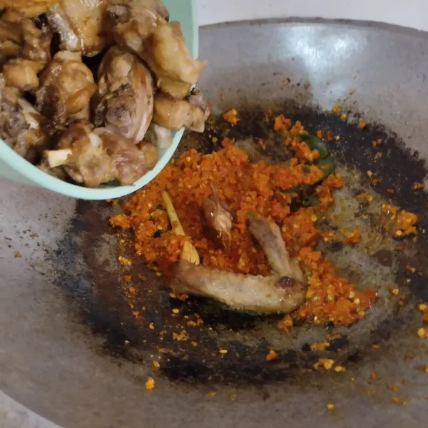 Tumis bumbu beserta sereh dan daun bawang sampai harum lalu masukkan bebek