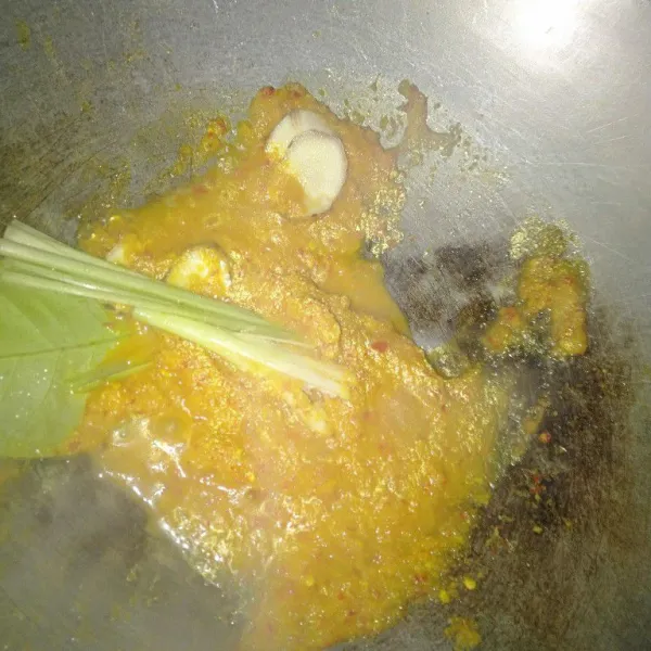 Masukkan bumbu aromatik.