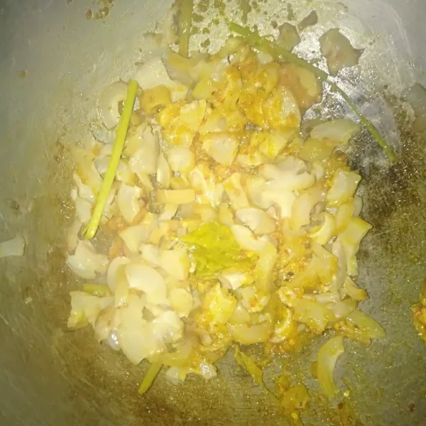 Setelah bumbu matang, masukkan kikilnya dan tambahkan air secukupnya. Seasoning dengan garam, kaldu bubuk, dan gula secukupnya.