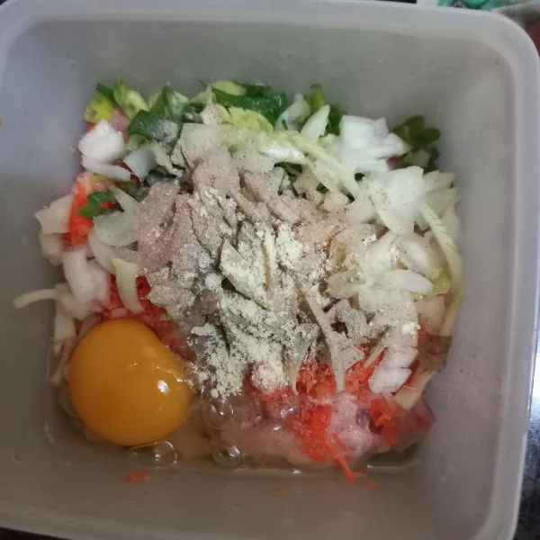 Masukan telur ayam, garam, kaldu jamur dan merica bubuk