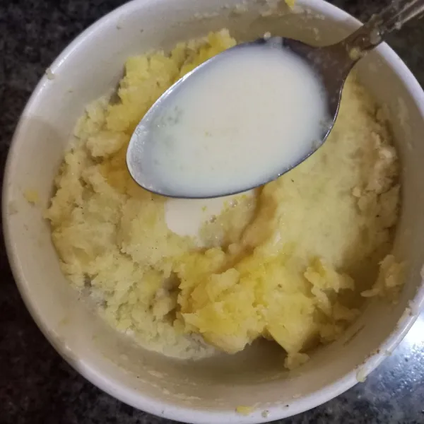 Tambahkan susu cair, aduk rata
