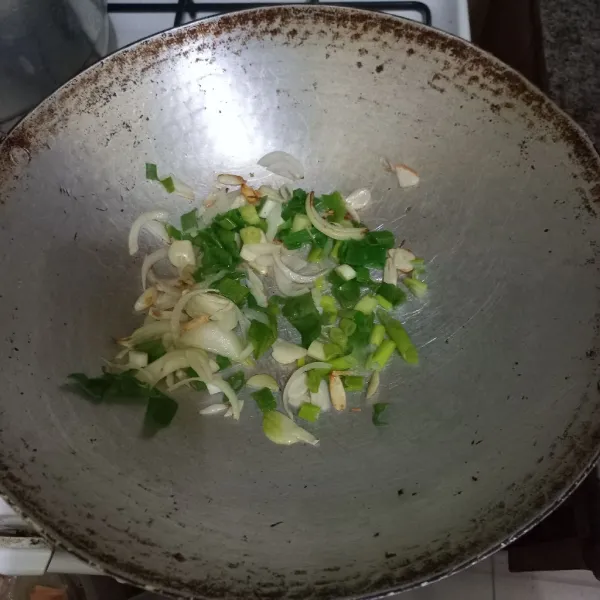 Tambahkan irisan bawang daun