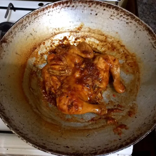 Masak hingga ayam empuk dan bumbu meresap