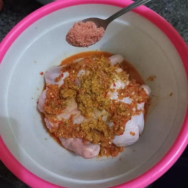 Lumuri ayam dengan bumbu halus dan garam, aduk rata