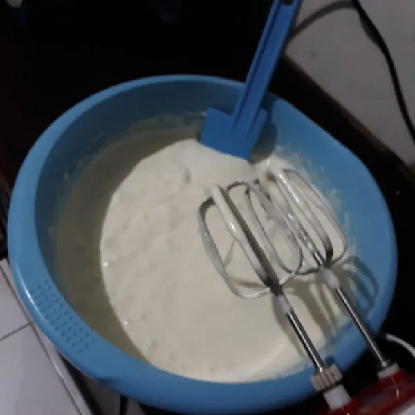 Kemudian mixer hingga gula larut dan adonan kental berjejak.
