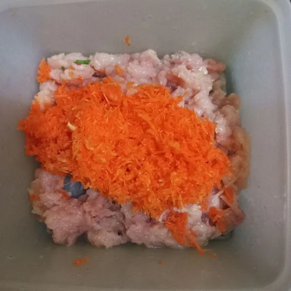 Tambahkan wortel parut