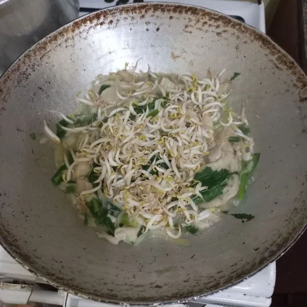 Tambahkan tauge masak hingga matang