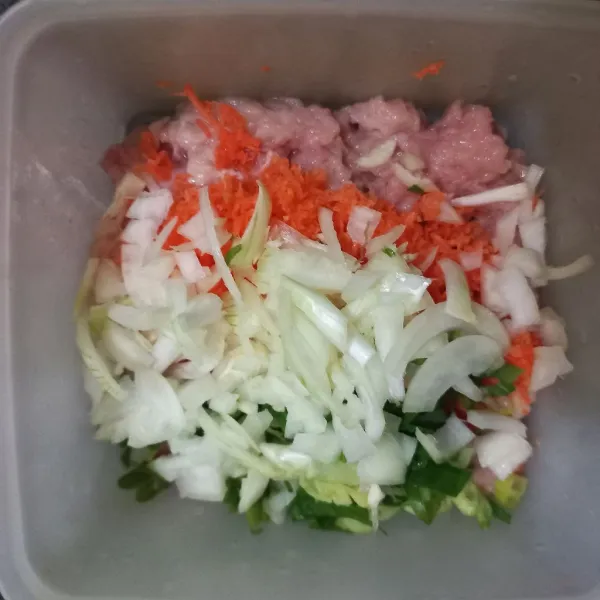 Masukan irisan bawang daun, bawang putih dan bawang bombay cincang