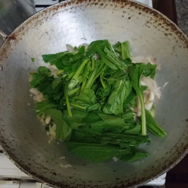 Masukan irisan sawi hijau aduk rata