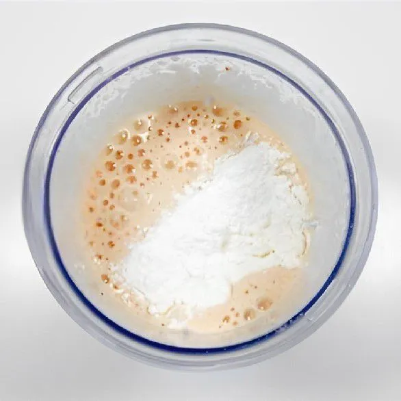 Tambahkan 30 gr tepung terigu protein rendah ke dalam adonan, lalu aduk hingga merata