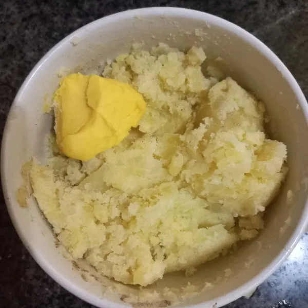 Masukan margarin, aduk cepat