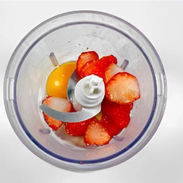 Masukkan 50 gr strawberry, 3 sdm gula pasir dan 1 butir telur ke dalam blender. Haluskan selama lebih dari 3 menit hingga adonan menjadi lembut dan berbusa