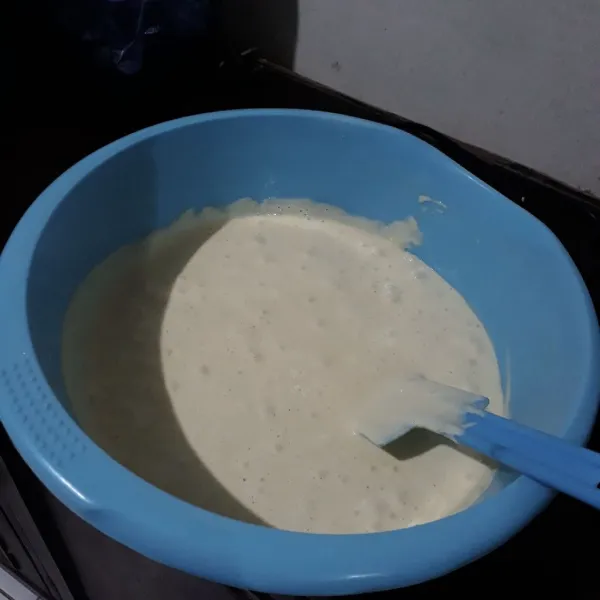 Tambahkan susu cair, terigu dan susu bubuk, mixer rendah asal rata saja. Tambahkan keju parut, aduk rata dengan spatula.