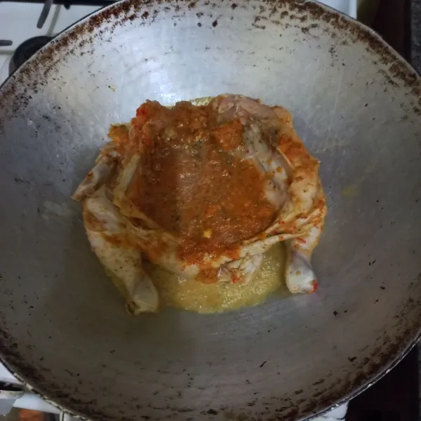 Panaskan minyak goreng, masukan ayam ke dalam wajan