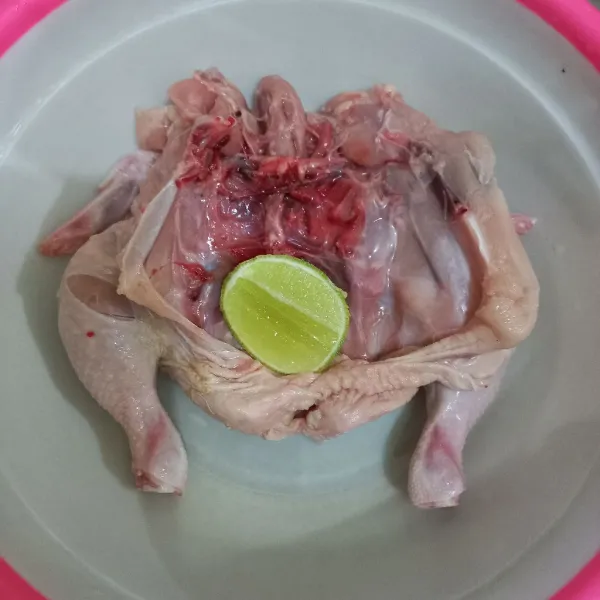 Lumuri ayam dengan perasan jeruk lemon, aduk rata