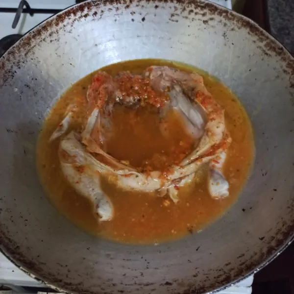 Masak hingga ayam berubah warna, lalu beri air secukupnya