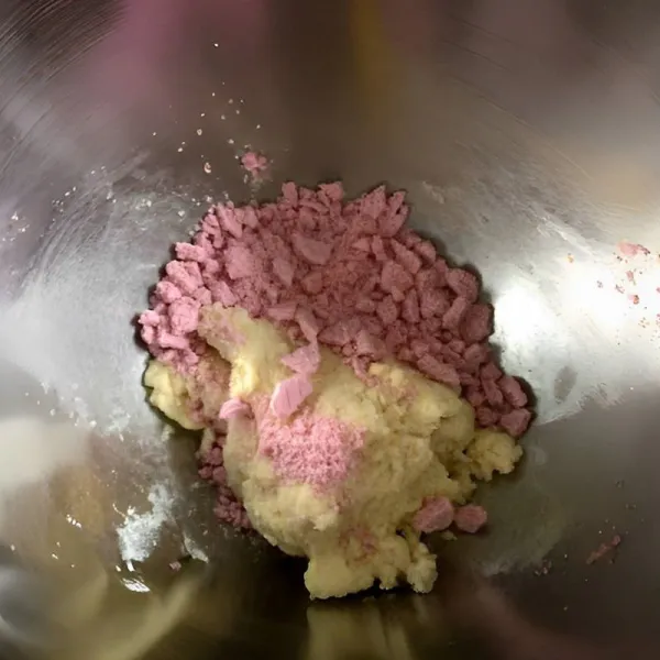 Tambahkan 30 gr oreo yang telah dihancurkan, lalu aduk kembali