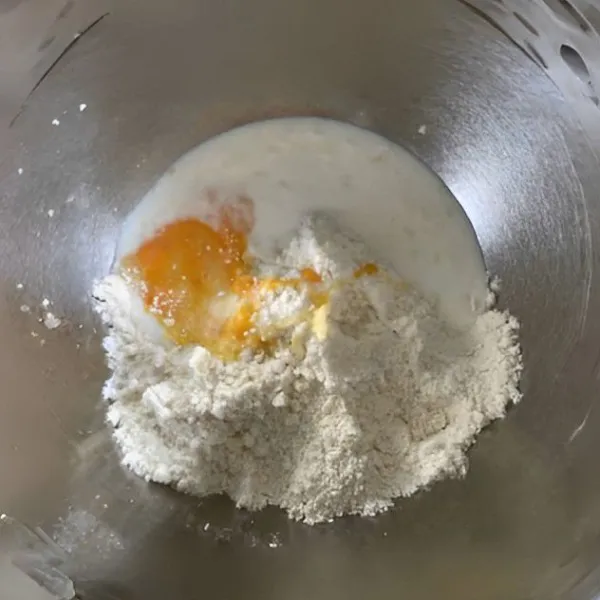 Masukkan 20 gr telur dan 50 ml susu, aduk hingga merata