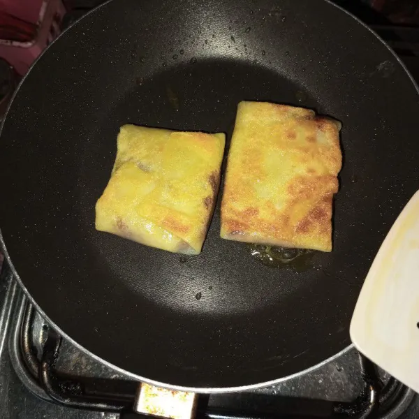 Goreng di atas teflon menggunakan margarin, atau bisa juga menggunakan minyak goreng. Angkat dan sajikan!