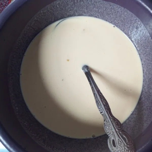 Campurkan tepung terigu, tapioka, air, dan telur. Lalu, saring adonan.