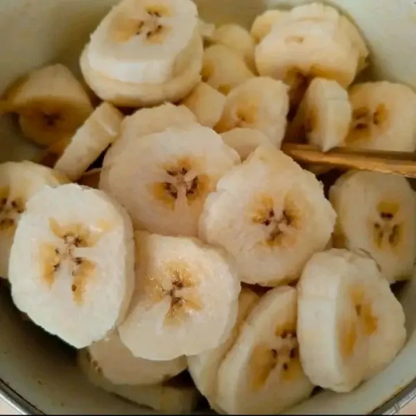 Potong kecil kecil pisang uter sisih kan