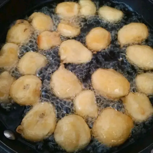 Goreng pisang  ke dalam minyak panas dengan api sedang hingga warna kuning keemasan.  jka sudah angkat dan tiriskan