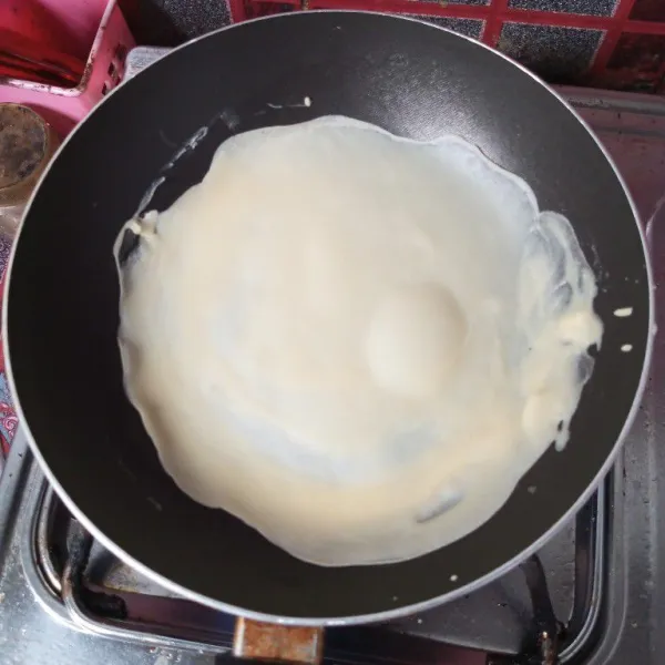 Panaskan teflon dan tuangkan 1 sendok sayur adonan ke atasnya. Masak hingga matang.