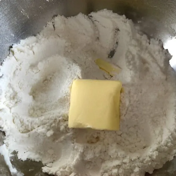 Campurkan 120 gr tepung, 15 gr gula, sedikit garam, dan 2 gr baking powder hingga merata. Tambahkan 25 gr mentega lalu aduk hingga rata