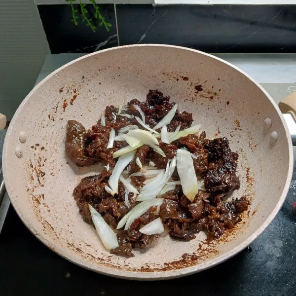 Masak hingga daging empu dan airnya menyusut, lalu tambahkan kembali bawang bombay, aduk rata.