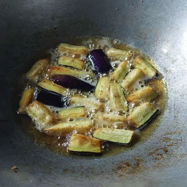 Goreng juga terong, kacang panjang, dan ikan teri.