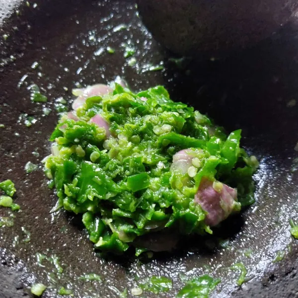 Giling kasar cabe hijau dan bawang merah, bubuhi dengan cuka masak.
