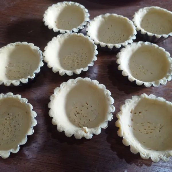 Campur bahan pie yaitu gula, margarin, dan tepung jadi satu. Aduk rata lalu cetak ke cetakan pie, tusuk bagian dasar dengan garpu