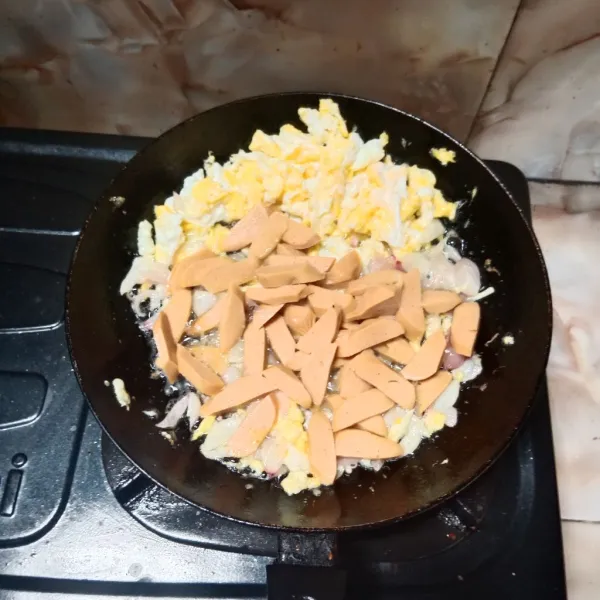 Masukan sosis yang telah di potong-potong.