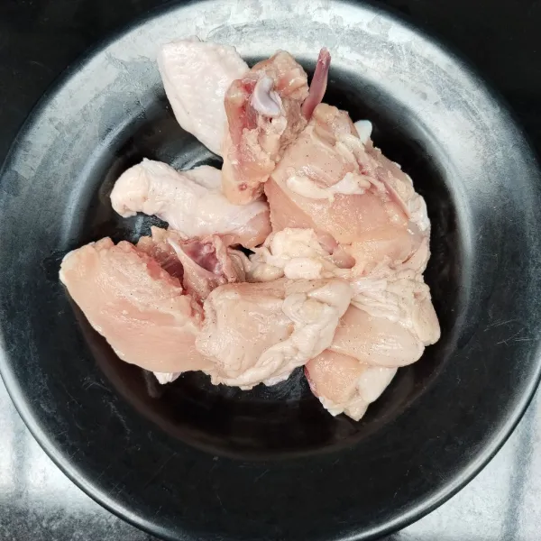 Potong kecil ayam, cuci lalu tiriskan.