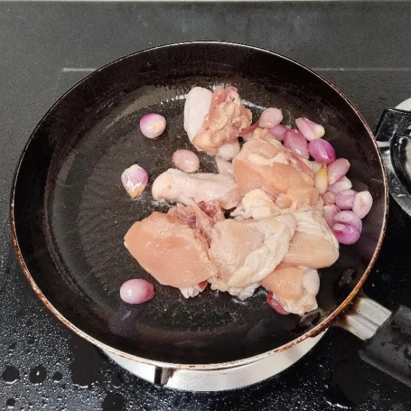 Masukkan ayam, masak hingga ayam berubah warna.