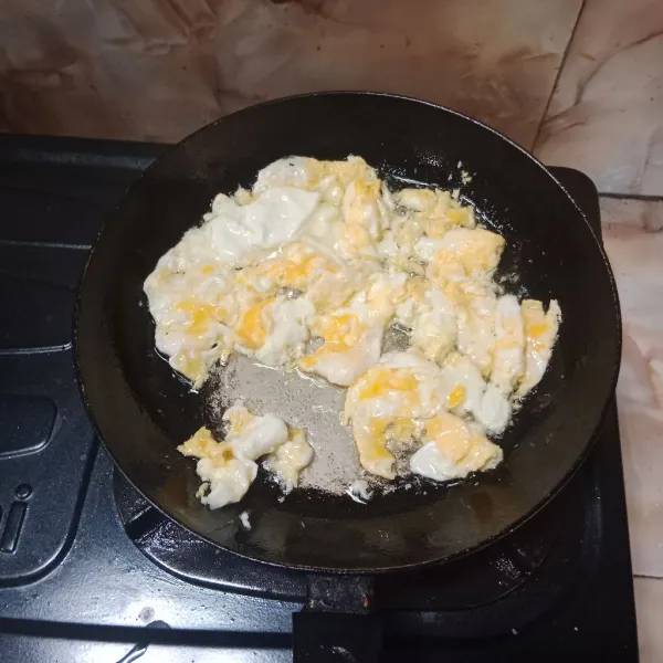 Panaskan sesikit minyak lalu buat telur orak arik, sisihkan di pinggir panci.