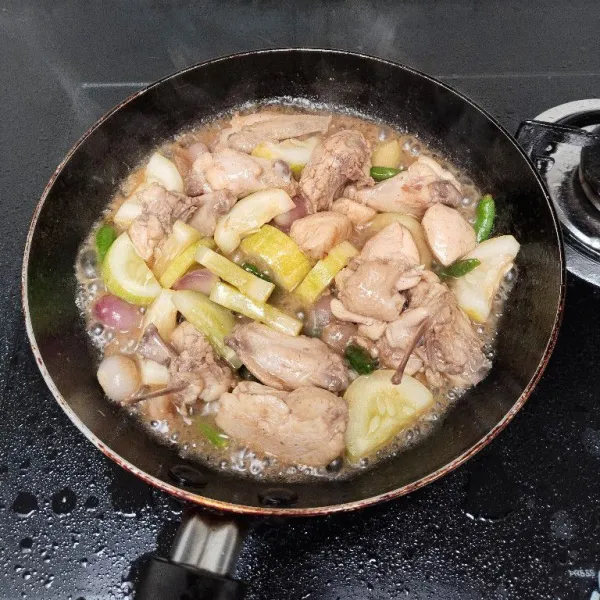 Masak hingga air menyusut.