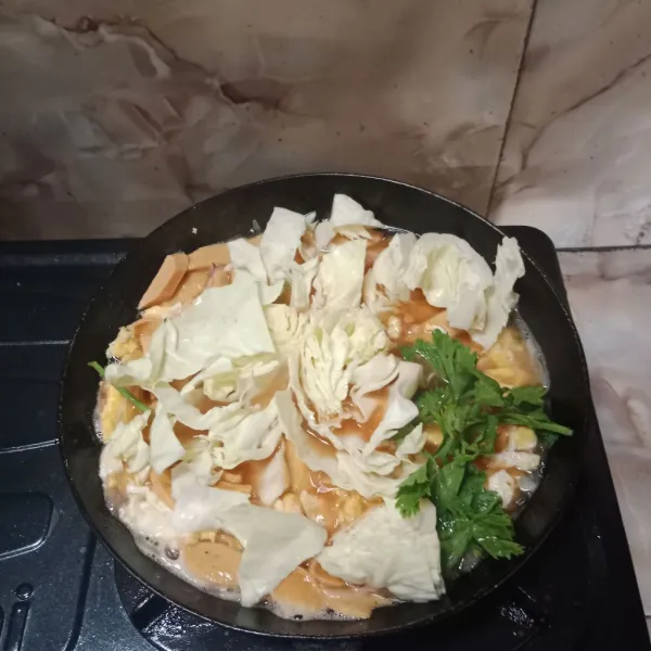 Terakhir masukan kobis, seledri dan daun bawang,. Masak sebentar sampai kobis layu, koreksi rasa.